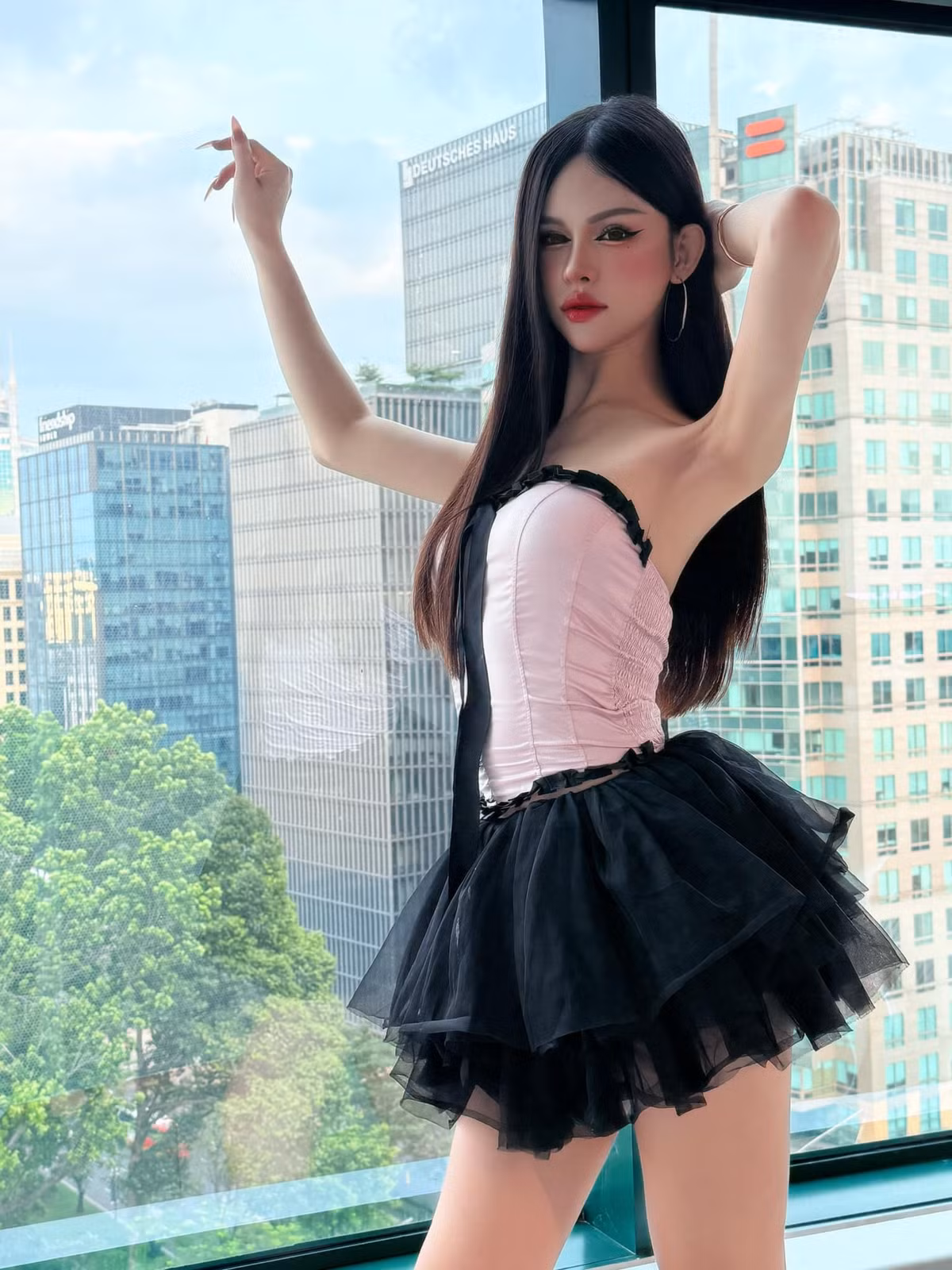 Mẫn Nhi ở thời điểm hiện tại xuất hiện với hình ảnh nữ tính, sắc sảo.