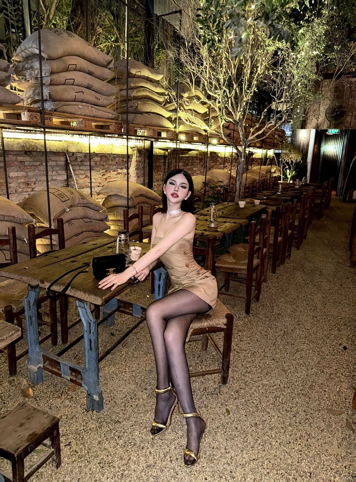 Trần Mẫn Nhi cũng thường xuyên check-in ở những địa điểm sang chảnh.