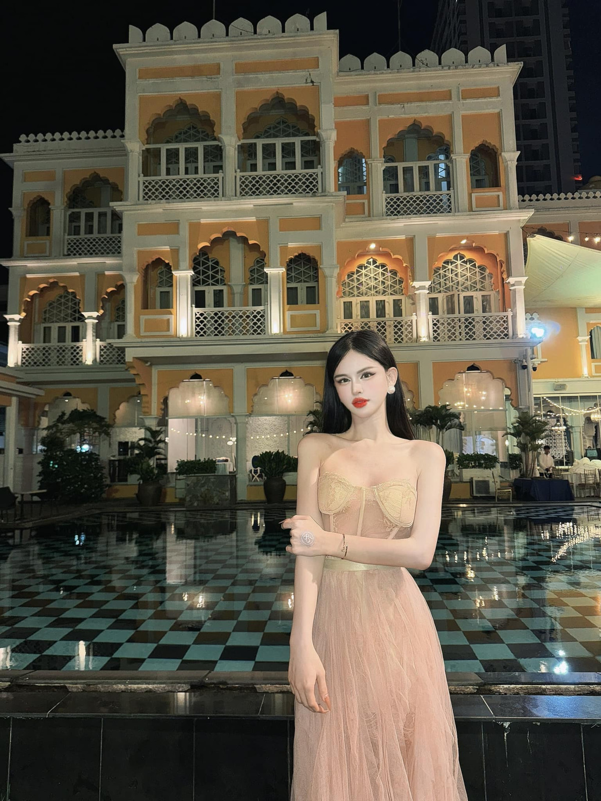 "Cô nàng" còn mạnh dạn đăng ký tham gia một số cuộc thi sắc đẹp gây chú ý.