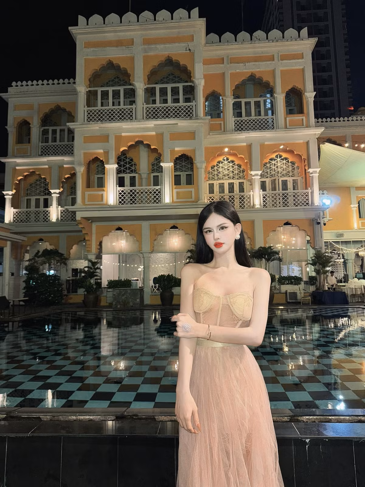 "Cô nàng" còn mạnh dạn đăng ký tham gia một số cuộc thi sắc đẹp gây chú ý.