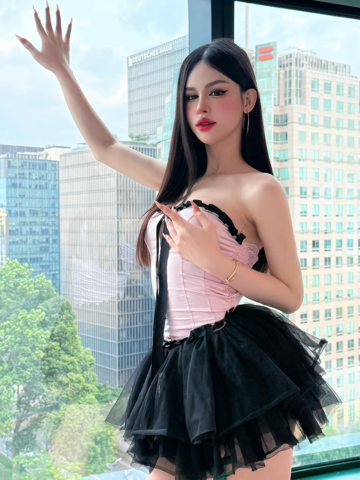 Hot Tiktoker thường lựa chọn những bộ cánh ôm sát khoe đường cong cơ thể.