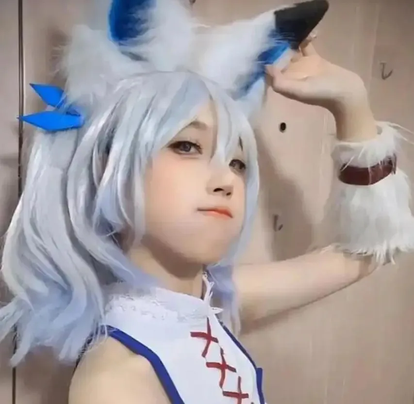 Không chỉ vậy, vào năm 2023, cô đăng tải dòng trạng thái đầy tâm trạng: "Người ta nói coser sống trong thế giới 2D, nhưng ai sẽ cứu rỗi cuộc sống 3D của tôi?". Điều này khiến nhiều người cho rằng cô nàng đang gặp phải trạng thái tinh thần bất ổn.