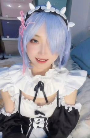 Việc gia đình cô quyết định giữ lại tài khoản mạng xã hội của cô thay vì đóng lại cũng khiến nhiều người đặt nghi vấn. Một số người thậm chí suy đoán rằng có điều gì đó chưa được tiết lộ đằng sau sự ra đi này.