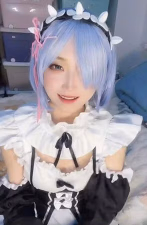 Việc gia đình cô quyết định giữ lại tài khoản mạng xã hội của cô thay vì đóng lại cũng khiến nhiều người đặt nghi vấn. Một số người thậm chí suy đoán rằng có điều gì đó chưa được tiết lộ đằng sau sự ra đi này.