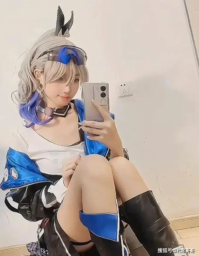 Vốn là hot girl nổi tiếng trên mạng xã hội Trung Quốc, Mao Youyou gây ấn tượng với gương mặt ngọt ngào cùng tài hóa trang thành các nhân vật anime, thu hút lượng lớn người hâm mộ trung thành.