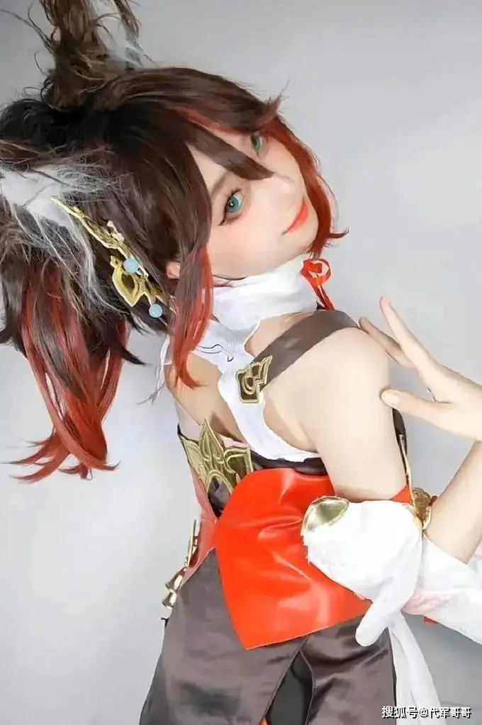 Cũng chính vậy, nhiều người cho rằng số tiền được donate (tiền tặng) từ fan của các buổi trò chuyện trực tiếp là không nhỏ. Điều này khiến nhiều người đặt nghi vấn về những lời cô nàng than là thiếu tiền.