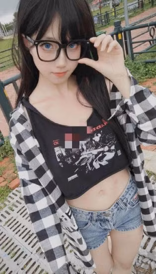 Trong buổi trò chuyện, cô bộc bạch bản thân đã hai ngày chưa có gì ăn, thậm chí còn không đủ tiền trả tiền thuê nhà. Điều này cho thấy cô đang rơi vào tình trạng vô cùng khó khăn.