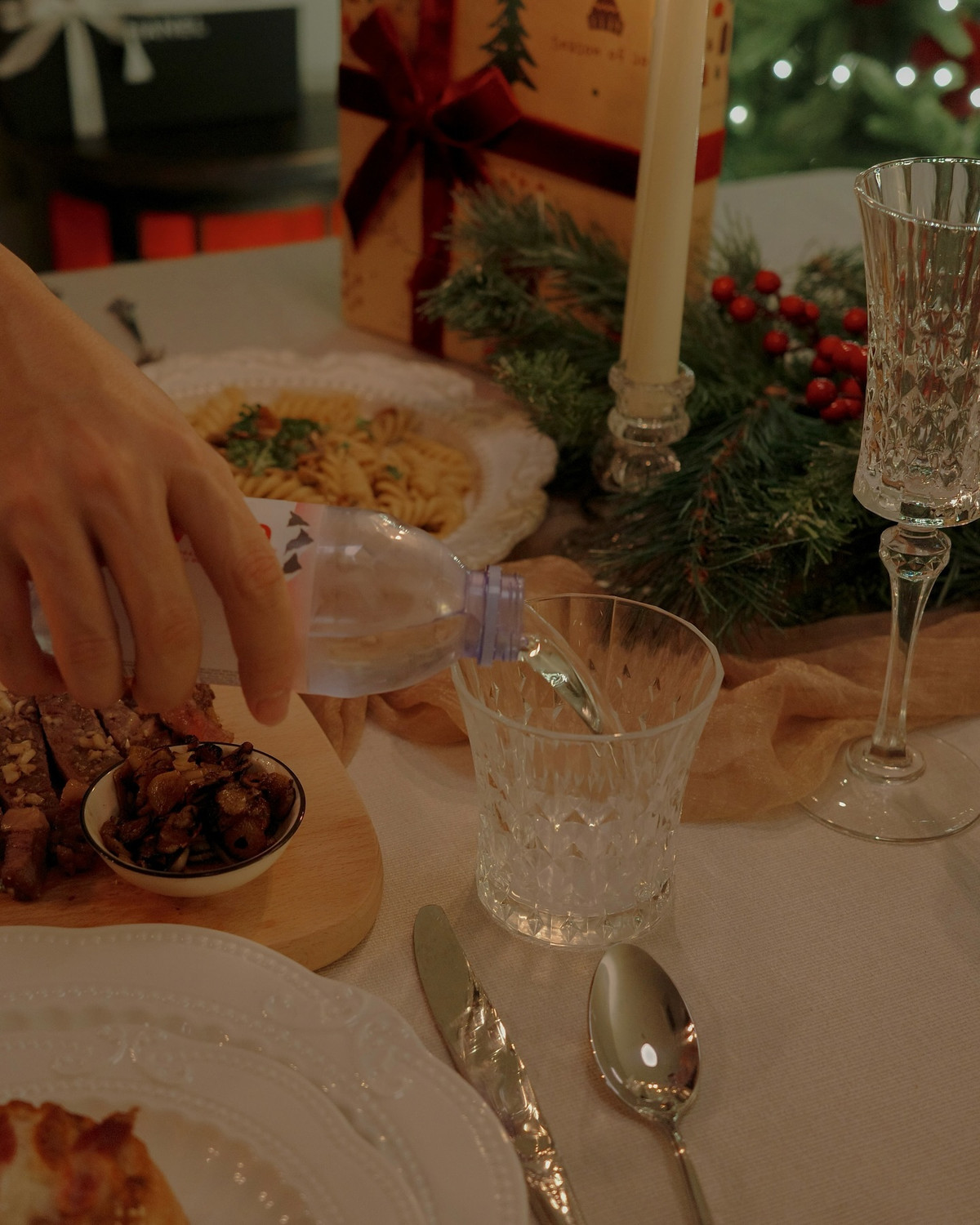 Nga Anh thể hiện mình chuẩn mẫu người phụ nữ đảm đang, tinh tế.