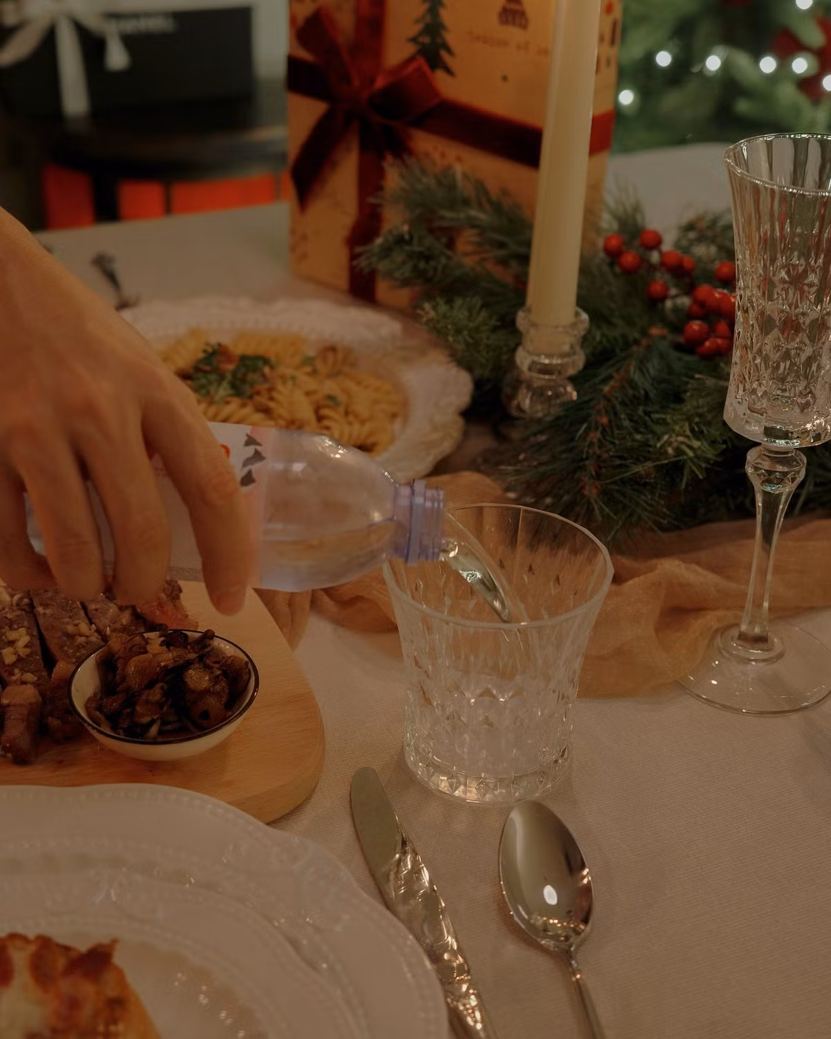 Nga Anh thể hiện mình chuẩn mẫu người phụ nữ đảm đang, tinh tế.