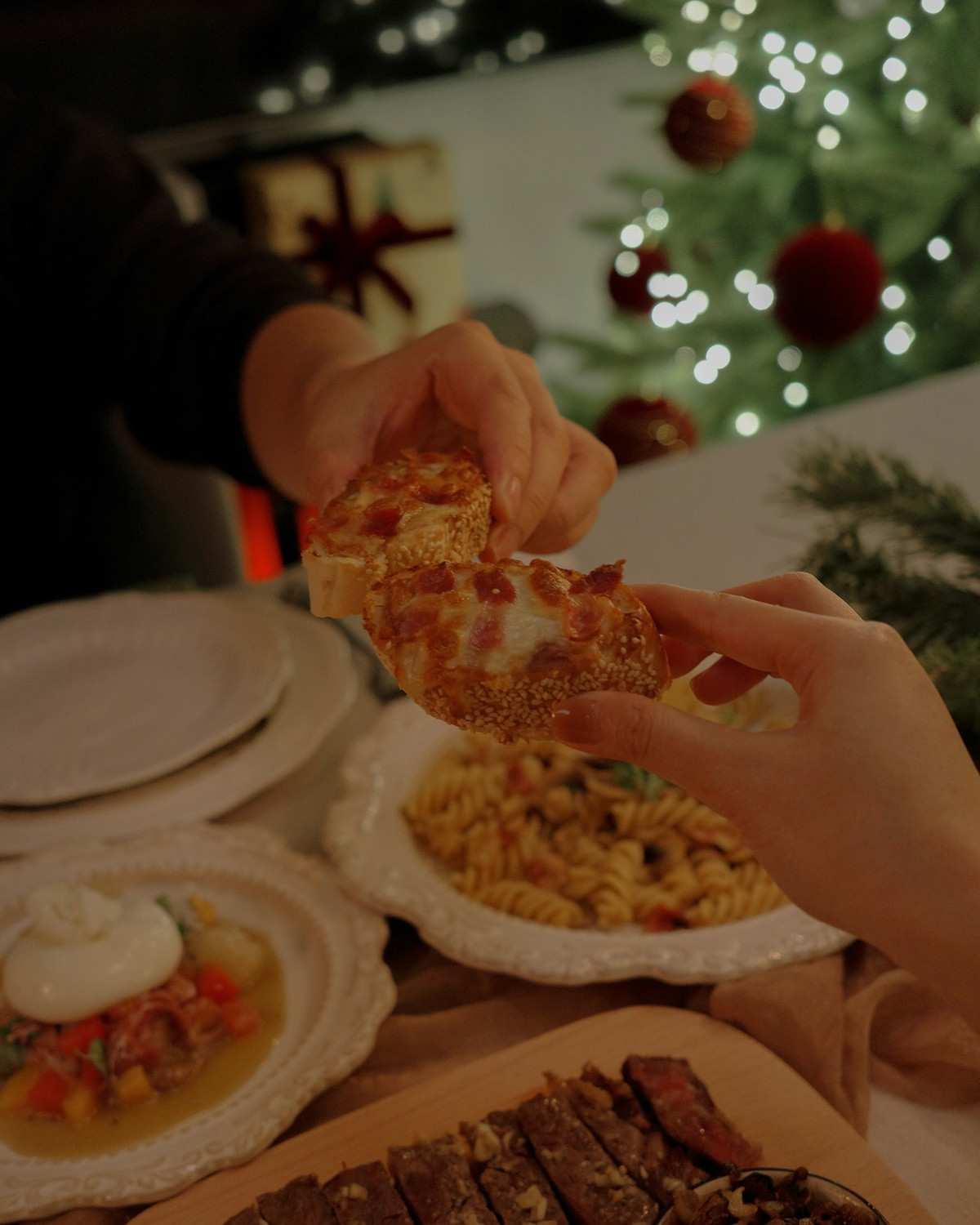 Dù không nhắc gì đến bạn trai, tuy nhiên hình ảnh có sự xuất hiện của một bàn tay nam giới khiến nhiều người liên tưởng ngay đến doanh nhân Hoài Nam.