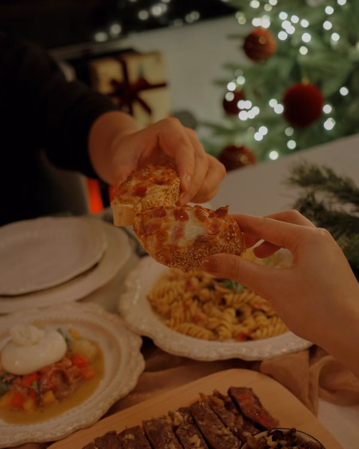 Dù không nhắc gì đến bạn trai, tuy nhiên hình ảnh có sự xuất hiện của một bàn tay nam giới khiến nhiều người liên tưởng ngay đến doanh nhân Hoài Nam.