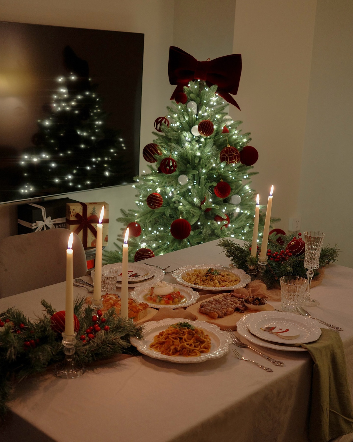 Tuy nhiên nhiều người vẫn tinh tế nhận ra trong một số bức ảnh, dù không đăng tải ảnh đôi, nhưng bên cạnh Nga Anh có sự xuất hiện của một chàng trai. Vào ngày lễ giáng sinh năm ngoái, Nga Anh đăng tải bàn tiệc đầy lãng mạn được chính tay cô tự chuẩn bị.