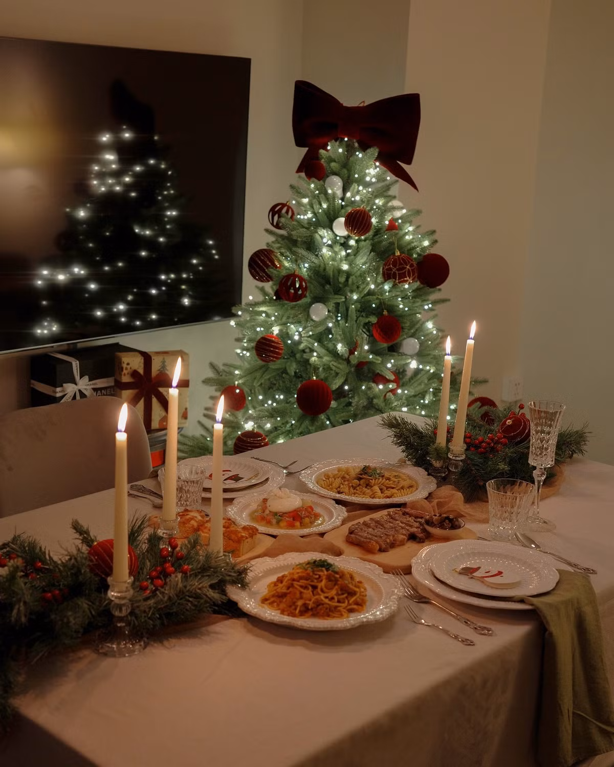 Tuy nhiên nhiều người vẫn tinh tế nhận ra trong một số bức ảnh, dù không đăng tải ảnh đôi, nhưng bên cạnh Nga Anh có sự xuất hiện của một chàng trai. Vào ngày lễ giáng sinh năm ngoái, Nga Anh đăng tải bàn tiệc đầy lãng mạn được chính tay cô tự chuẩn bị.