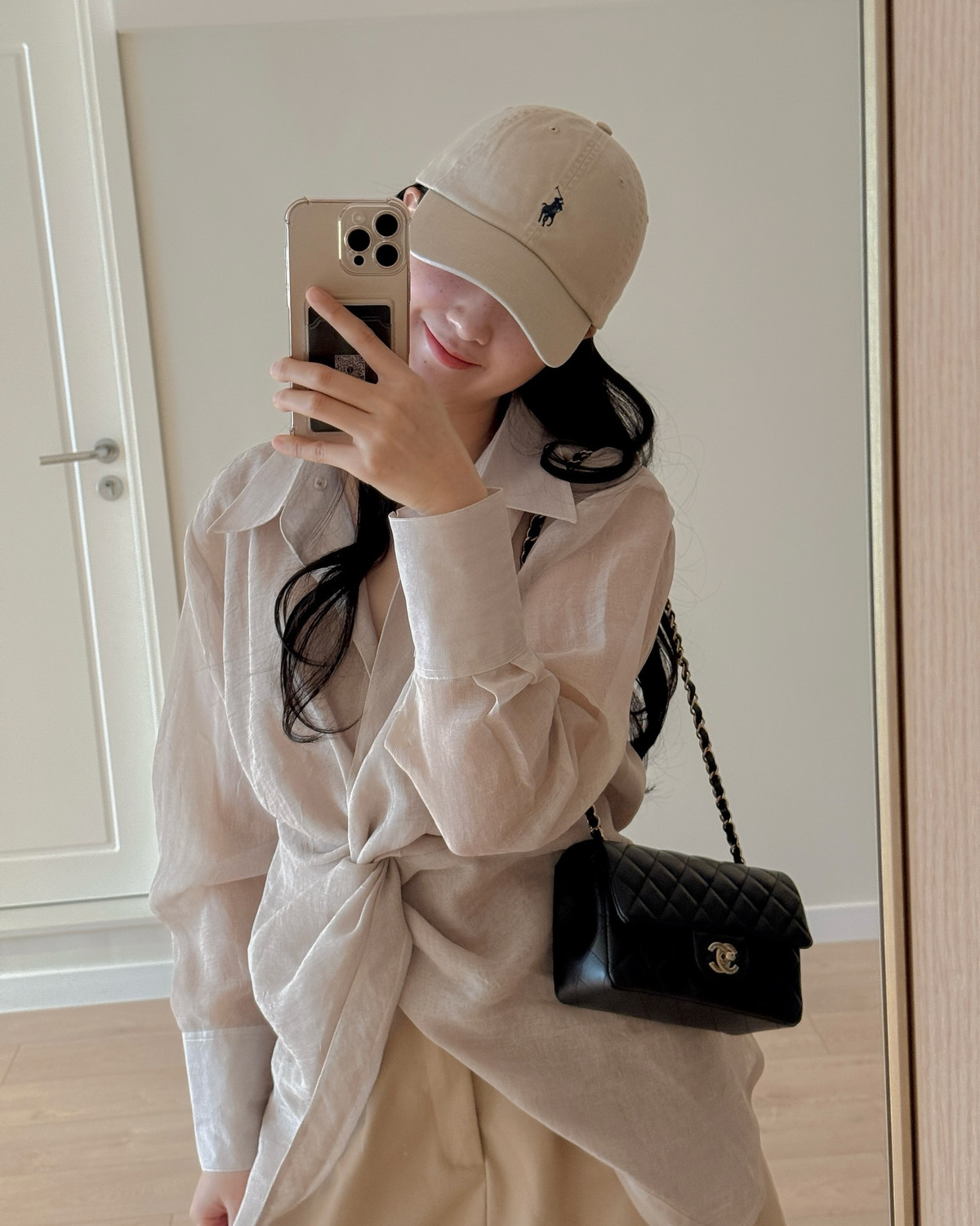 Vào ngày bị bắt gặp hẹn hò doanh nhân Hoài Nam, Nga Anh cũng đăng hình check-in đi ăn tại nhà hàng Nhật Bản trên. Một số chi tiết như quần áo, túi xách hiệu, vóc dáng,… đều trùng khớp với cô nàng 9x.