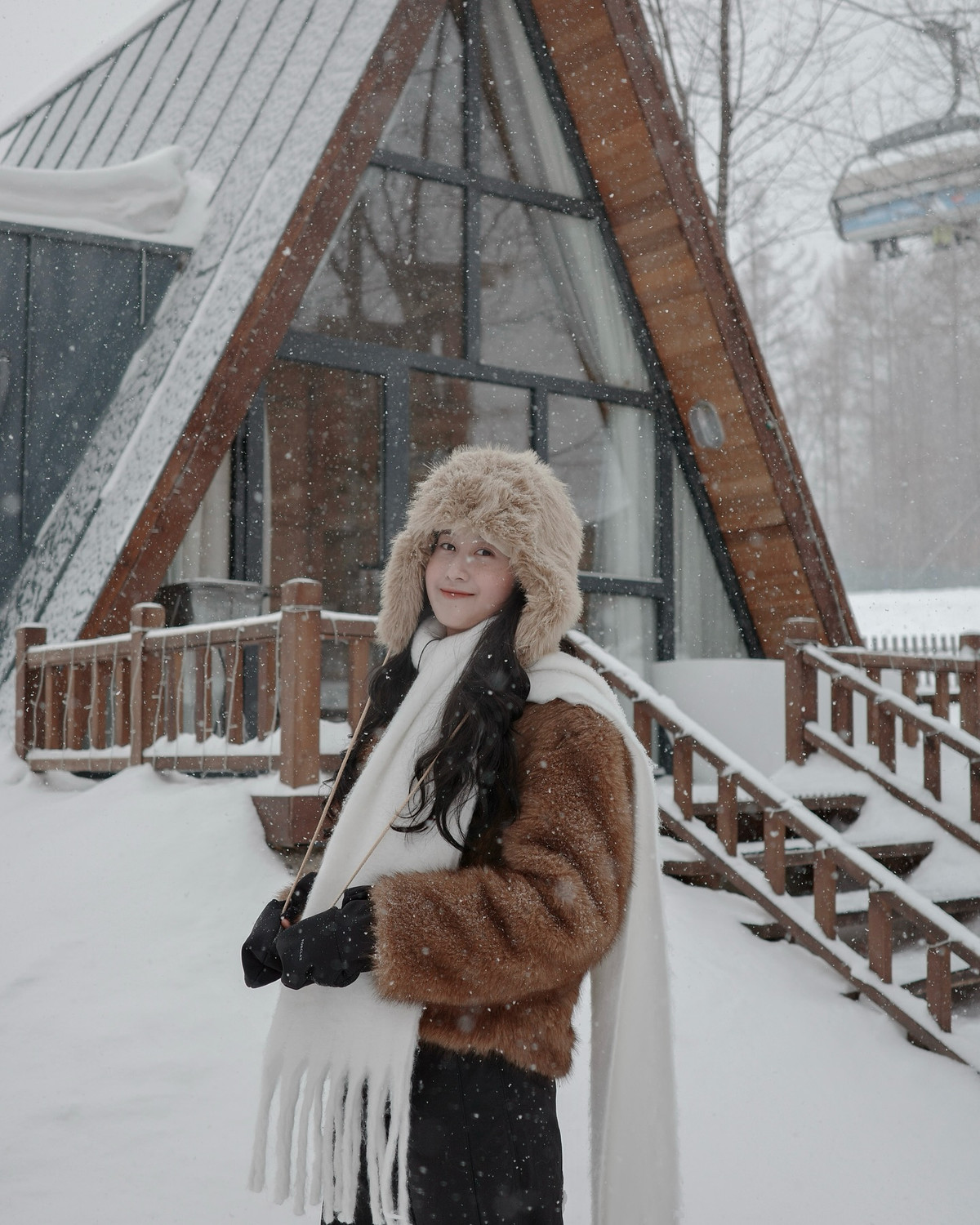 Tuy nhiên chỉ duy nhất lần bị bắt gặp tay trong tay đi ăn nhà hàng, doanh nhân Hoài Nam và Nga Anh không hề để lộ thêm thông tin hay hình ảnh nào về chuyện tình cảm. Trên trang cá nhân, Nga Anh cũng khá kín tiếng về cuộc sống cá nhân.