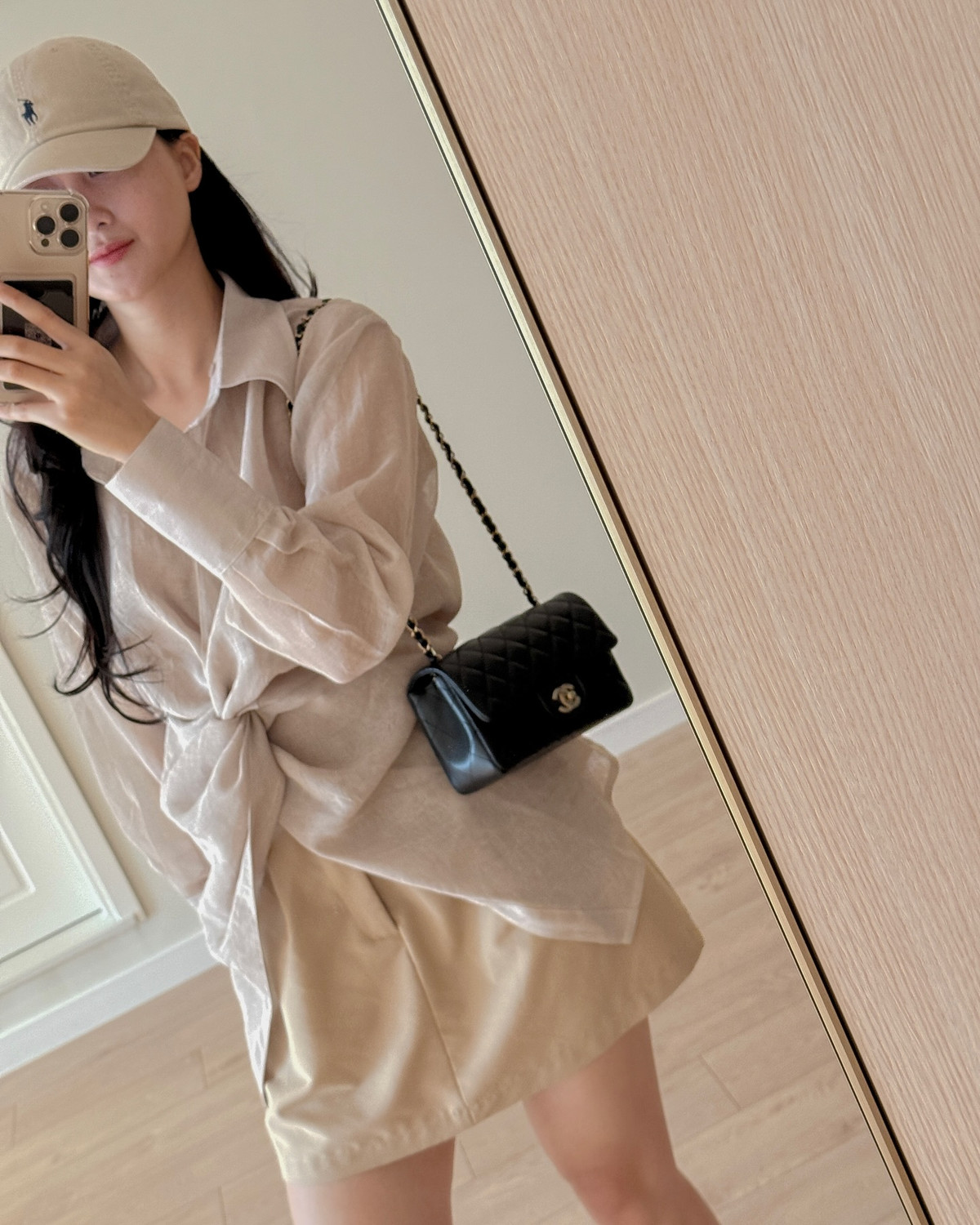 Vào đầu tháng 4/2024, MC Mai Ngọc khiến netizen xôn xao khi đăng đàn thông báo đã ly hôn chồng doanh nhân sau 17 năm gắn bó. Chỉ sau đó một tháng, dân mạng tiếp tục bàn luận rôm rả khi xuất hiện khoảnh khắc chồng cũ MC Mai Ngọc và Nga Anh (em gái của hot girl Kiều Ly Phạm) bước ra cùng chiếc BMW bản hiếm, nắm tay vào một nhà hàng Nhật Bản tại Hà Nội.