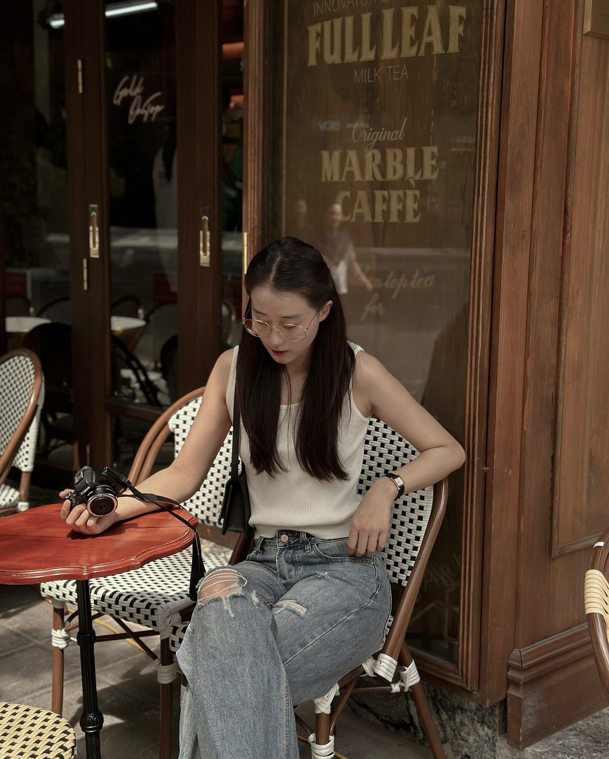 Những bức hình được Nga Anh chia sẻ chủ yêu là những buổi cafe, những chuyến du lịch đến nhiều địa điểm khác nhau trên thế giới. Dưới mỗi bức ảnh, chị gái Kiều Ly Phạm đều tương tác nhiệt tình với em gái.