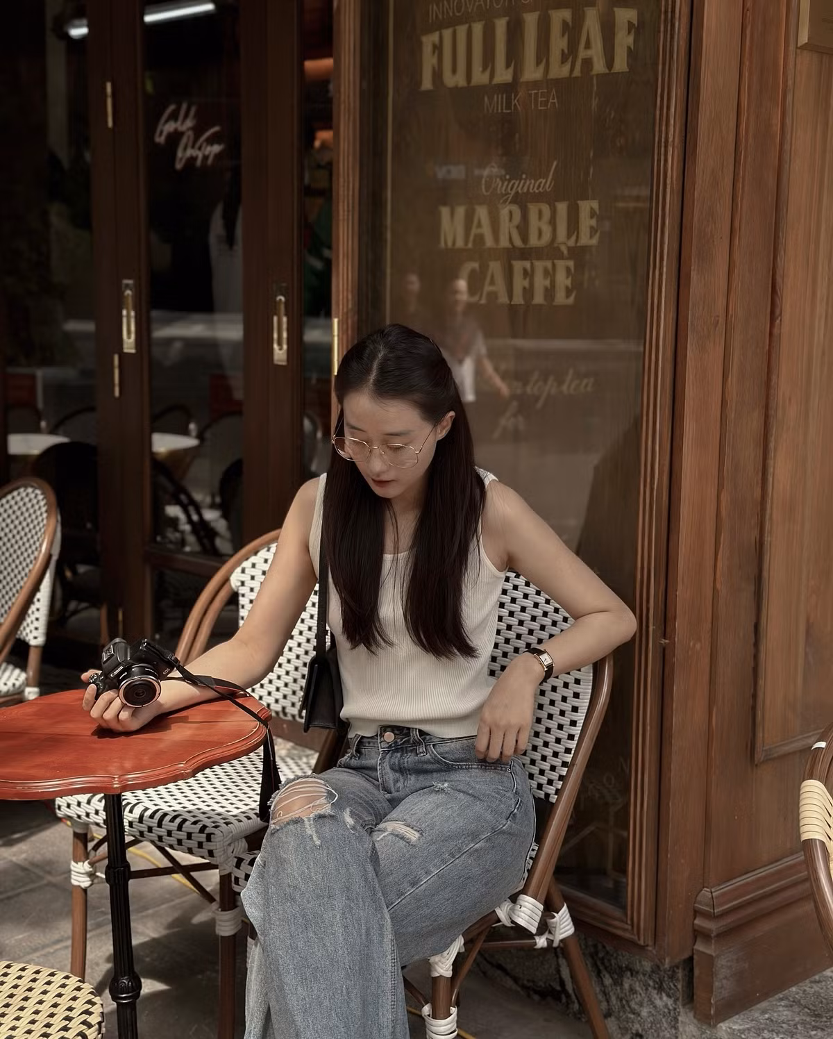 Những bức hình được Nga Anh chia sẻ chủ yêu là những buổi cafe, những chuyến du lịch đến nhiều địa điểm khác nhau trên thế giới. Dưới mỗi bức ảnh, chị gái Kiều Ly Phạm đều tương tác nhiệt tình với em gái.