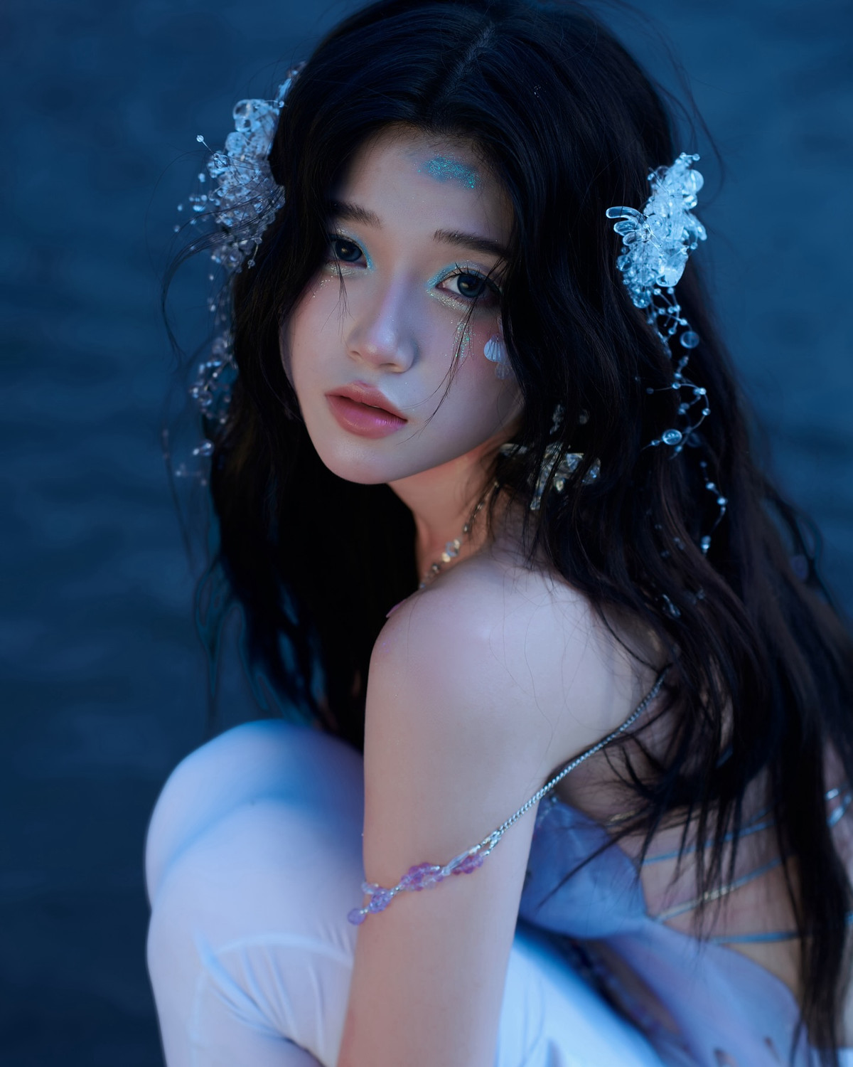 Từ việc lựa chọn trang phục, trang điểm, địa điểm chụp ảnh đến việc chỉnh sửa hậu kỳ, tất cả đều được thực hiện một cách tỉ mỉ và chuyên nghiệp.