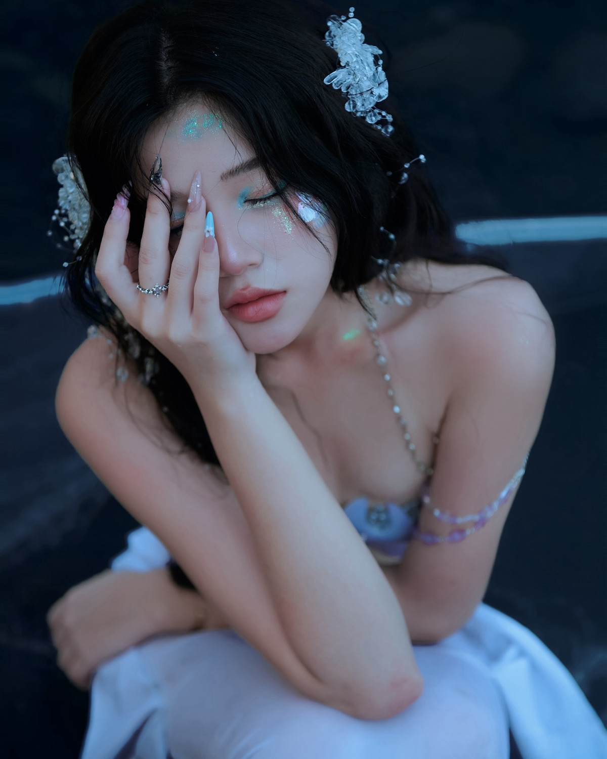 Lối trang điểm sắc sảo ấn tượng với tone xanh biển cùng mái tóc bồng bềnh ướt át càng giúp cô nàng hóa thân hoàn hảo thành nhân vật huyền thoại này.