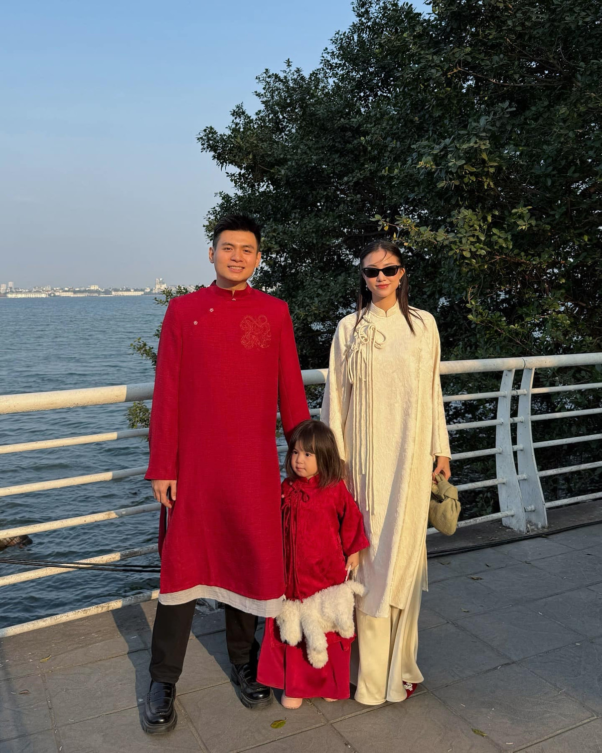 Người duy nhất trong hội "F4 hot girl Hà thành" ngày nào đã chính thức yên bề gia thất là Salim. Cô nàng vẫn giữ được sức hút khi thu hút hơn 2 triệu người theo dõi. Con gái Salim - bé Pam yêu ơi cũng được nhiều người yêu mến, mệnh là "thế lực nhí" trong cộng đồng mạng.