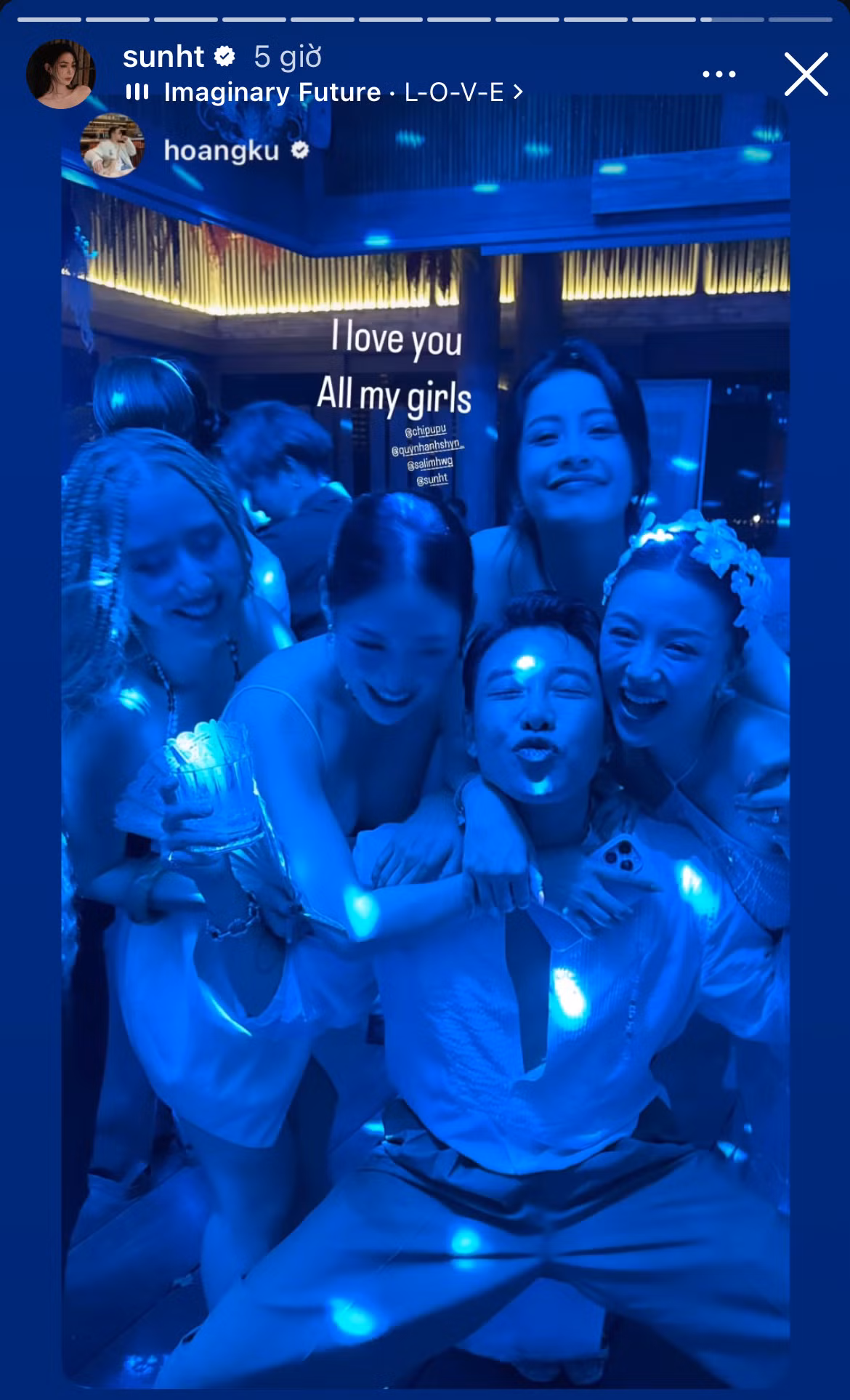 Chi Pu - Quỳnh Anh Shyn - Sun HT - Salim cùng nhau nhảy múa tưng bừng trong lễ cưới của Salim. Hình ảnh này khiến người hâm mộ cũng cảm thấy "vui lây" khi cuối cùng thì "những cô gái của thanh xuân" cũng có mặt trong một khung hình một cách đầy đủ, trọn vẹn.