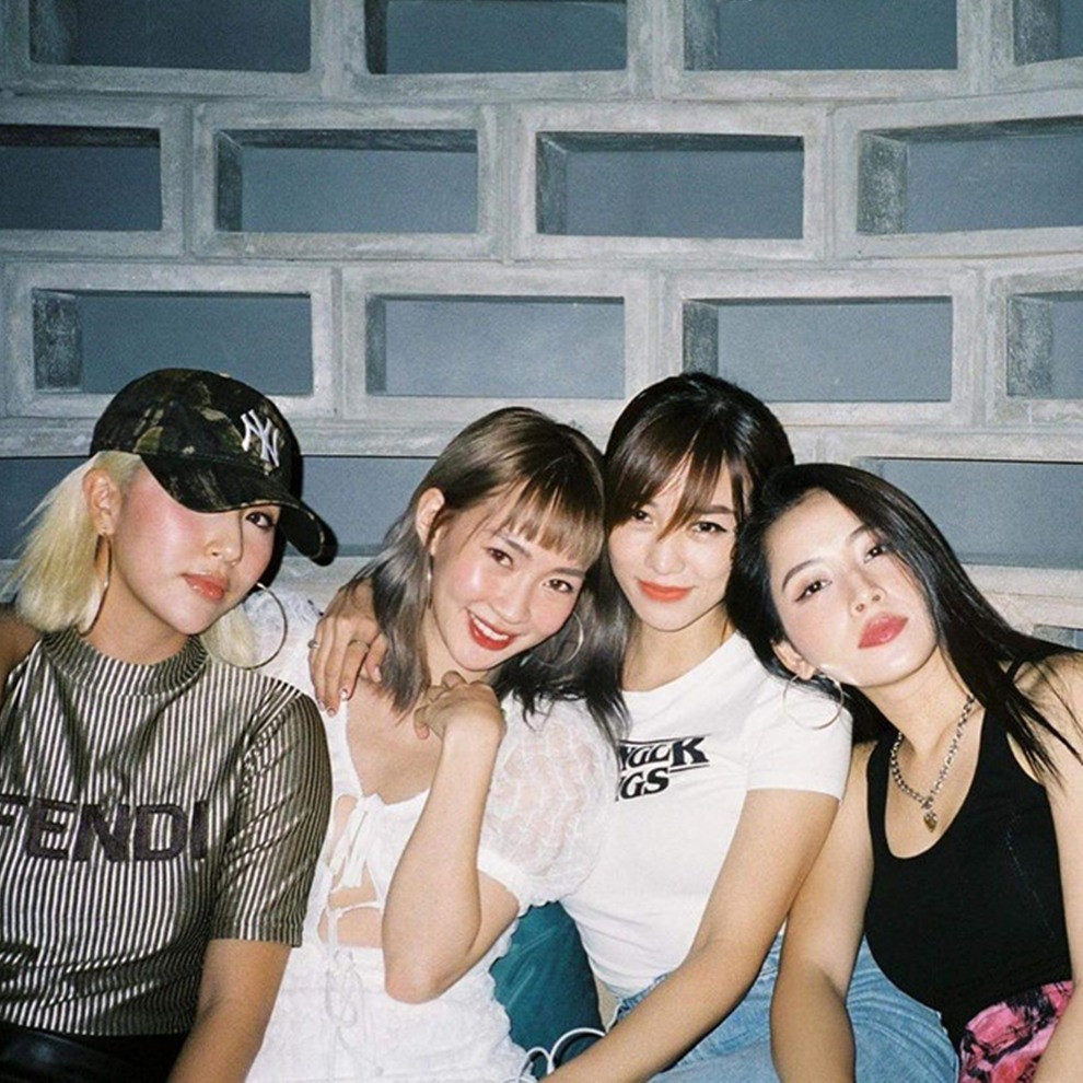 Trước đó, hội hot girl đình đám này có một khoảng thời gian phải "chia phe" do mẫu thuẫn giữa Chi Pu và Quỳnh Anh Shyn. Thậm chí 2 cô nàng này suốt một thời gian dài hủy theo dõi nhau trên các nền tảng mạng xã hội, tránh mặt nhau khi xuất hiện chung trong một sự kiện.