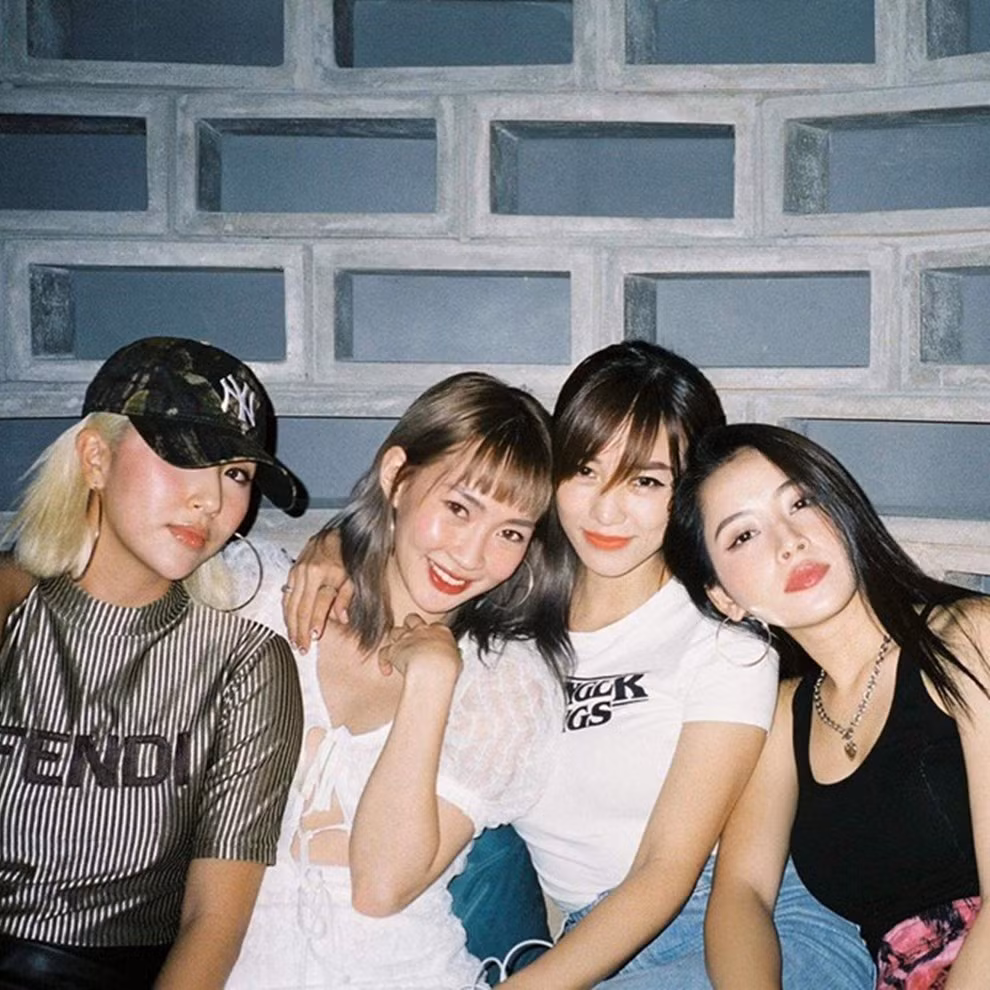 Trước đó, hội hot girl đình đám này có một khoảng thời gian phải "chia phe" do mẫu thuẫn giữa Chi Pu và Quỳnh Anh Shyn. Thậm chí 2 cô nàng này suốt một thời gian dài hủy theo dõi nhau trên các nền tảng mạng xã hội, tránh mặt nhau khi xuất hiện chung trong một sự kiện.