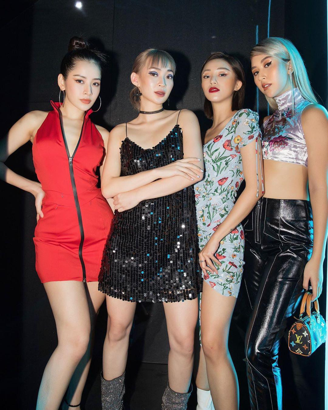 Sau nửa thập kỷ chờ đợi, cuối cùng hội hot girl Hà Nội đình đám một thời đã chịu xuất hiện chung khung ảnh, cùng nhau kề vai áp má, "chị chị em em" thân thiết như chưa hề có cuộc cạch mặt ồn ào năm nào.