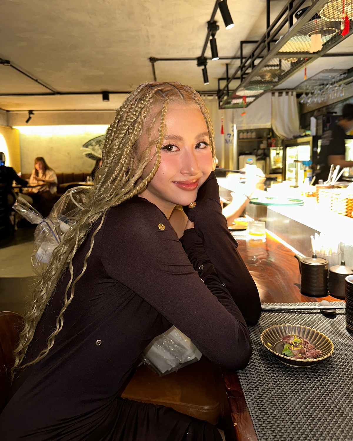 Theo đuổi con đường thời trang, Quỳnh Anh Shyn được nhiều người mệnh danh là nàng "tắc kè hoa" của làng mốt Việt. Mỗi lần xuất hiện tại các sự kiện lớn, cô nàng đều khiến khán giả phải bất ngờ với tạo hình độc đáo của mình.