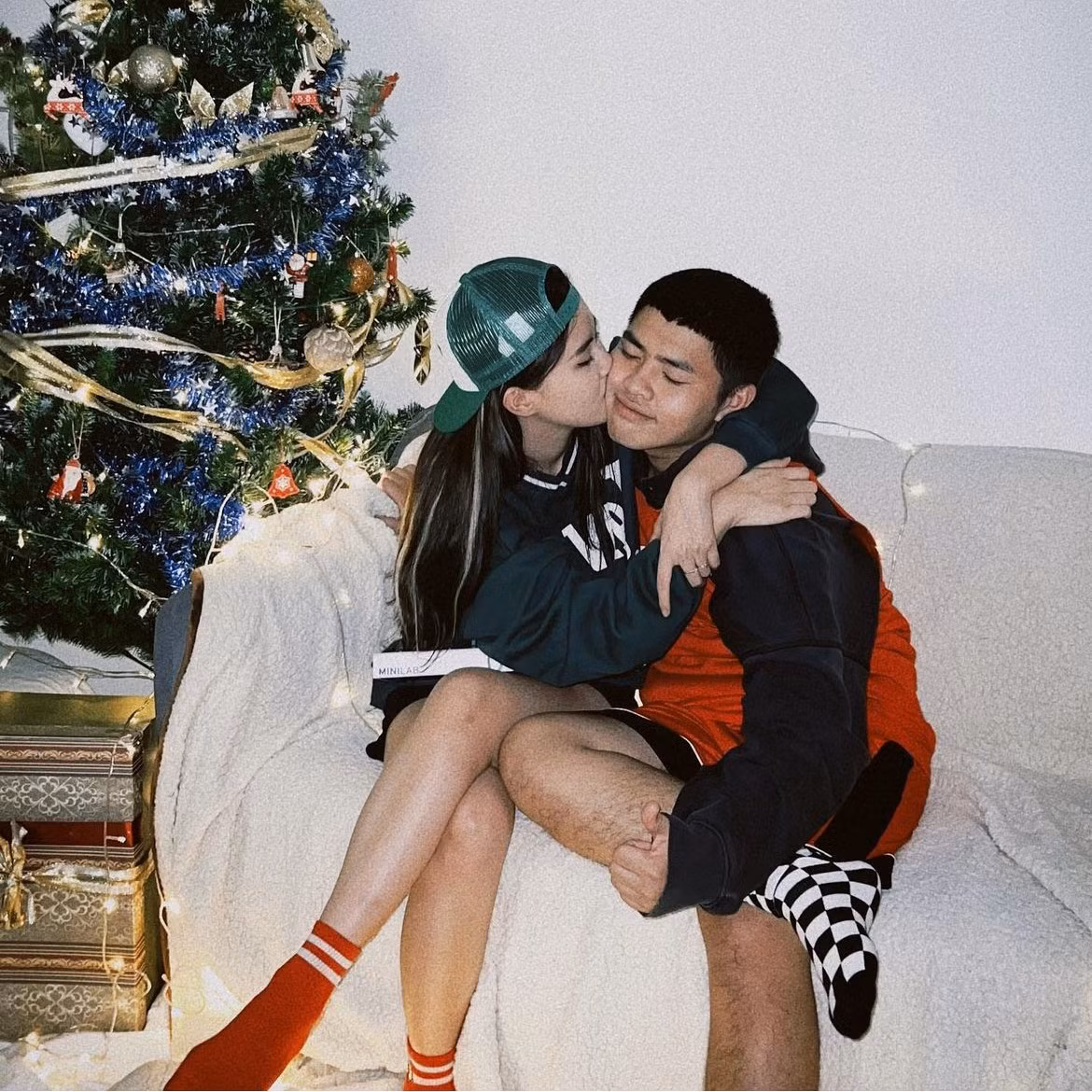 Một trong những mối tình được công khai của Pháo là với rapper Tez – thí sinh đình đám của Rap Việt mùa đầu tiên. Cặp đôi được fan nhiệt tình ủng hộ khi đều là những tài năng trẻ của rap Việt, có gu thời trang cá tính và lối sống hiện đại.