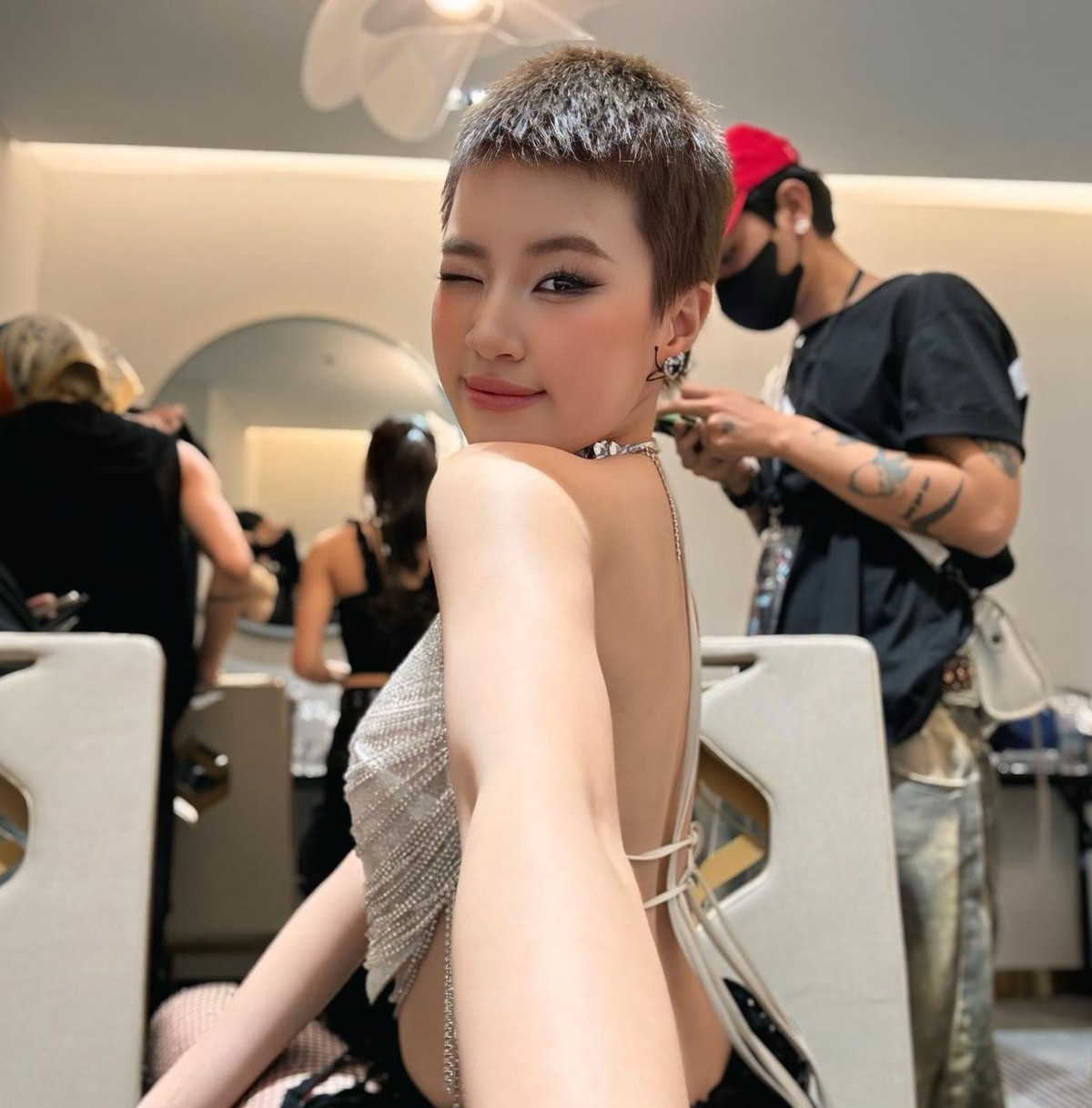 Tuy nhiên, mới đây cô nàng cũng gián tiếp thừa nhận mình độc thân thông qua bài viết của một người bạn thân thiết. Theo đó, trong buổi gặp gỡ cùng Osad, nam rapper này đã chụp ảnh Pháo và đăng tải lên trang cá nhân. Bên dưới bài đăng, Pháo phàn nàn vì bức ảnh dìm hàng này: "Sao anh kêu chụp tử tế tìm bạn trai cho em". Ngay sau đó, Osad lập tức tranh thủ mai mối ngay trên mạng xã hội. "Tiện đây có anh trai nào đẹp trai thật thà thì vào ứng tuyển làm bạn trai em mình nhé".