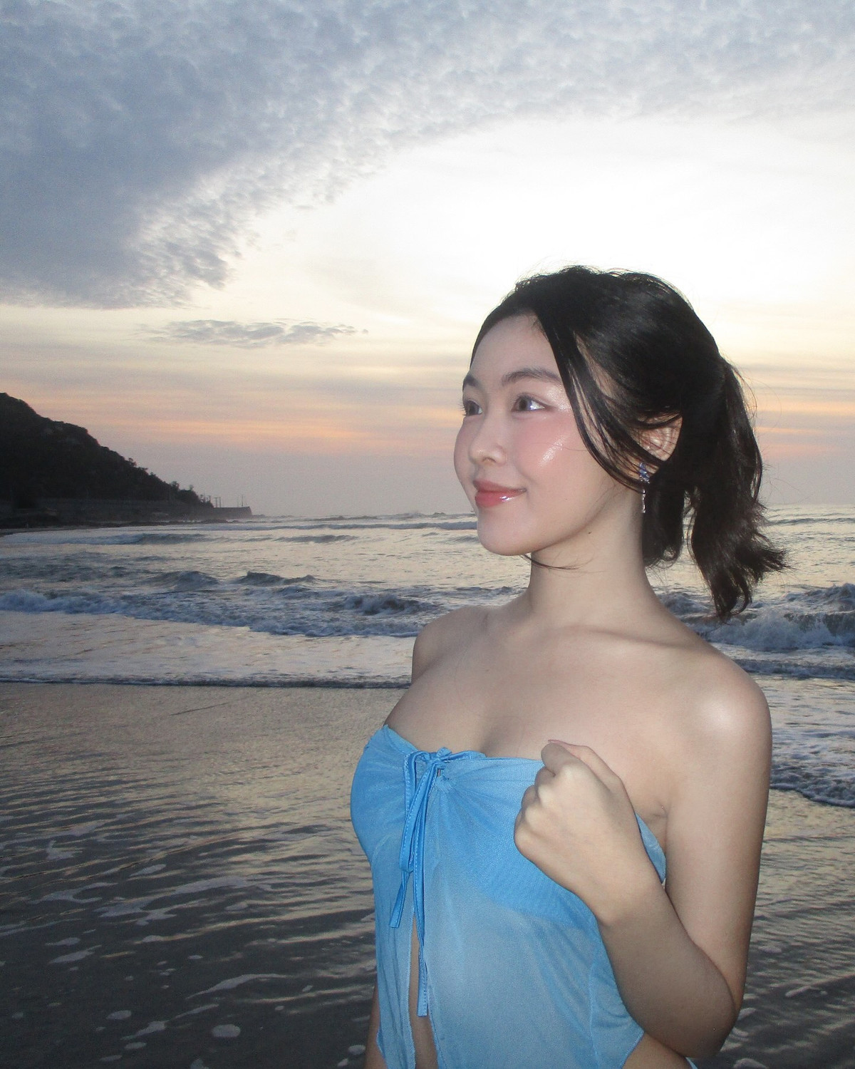 Bộ trang phục còn giúp cô khoe phần xương quai xanh mảnh mai.