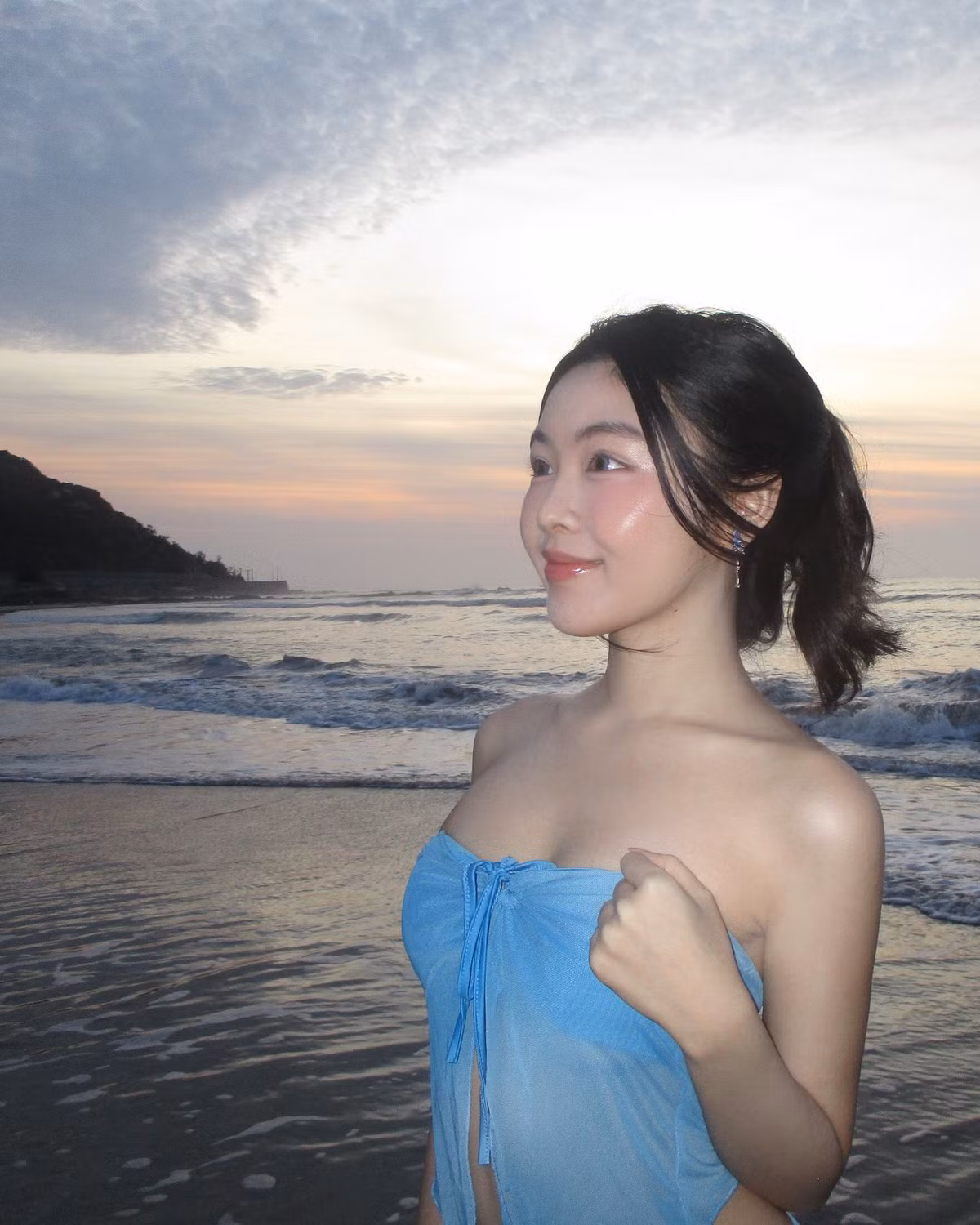 Bộ trang phục còn giúp cô khoe phần xương quai xanh mảnh mai.