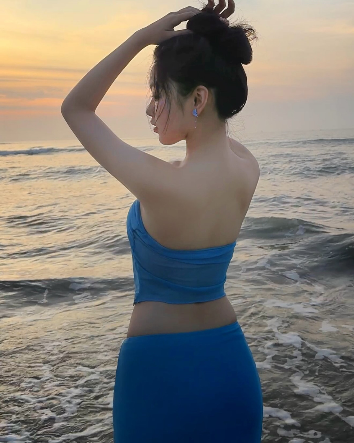 Khác với cô em, Lọ Lem có phong cách ăn mặc có phần trưởng thành hơn. Trong loạt ảnh check-in bãi biển ở Long Hải (Bà Rịa -Vũng Tàu), cô nàng lựa chọn chiếc váy cạp trễ phối crop-top đồng điệu, làm từ chất liệu thun siêu mỏng.