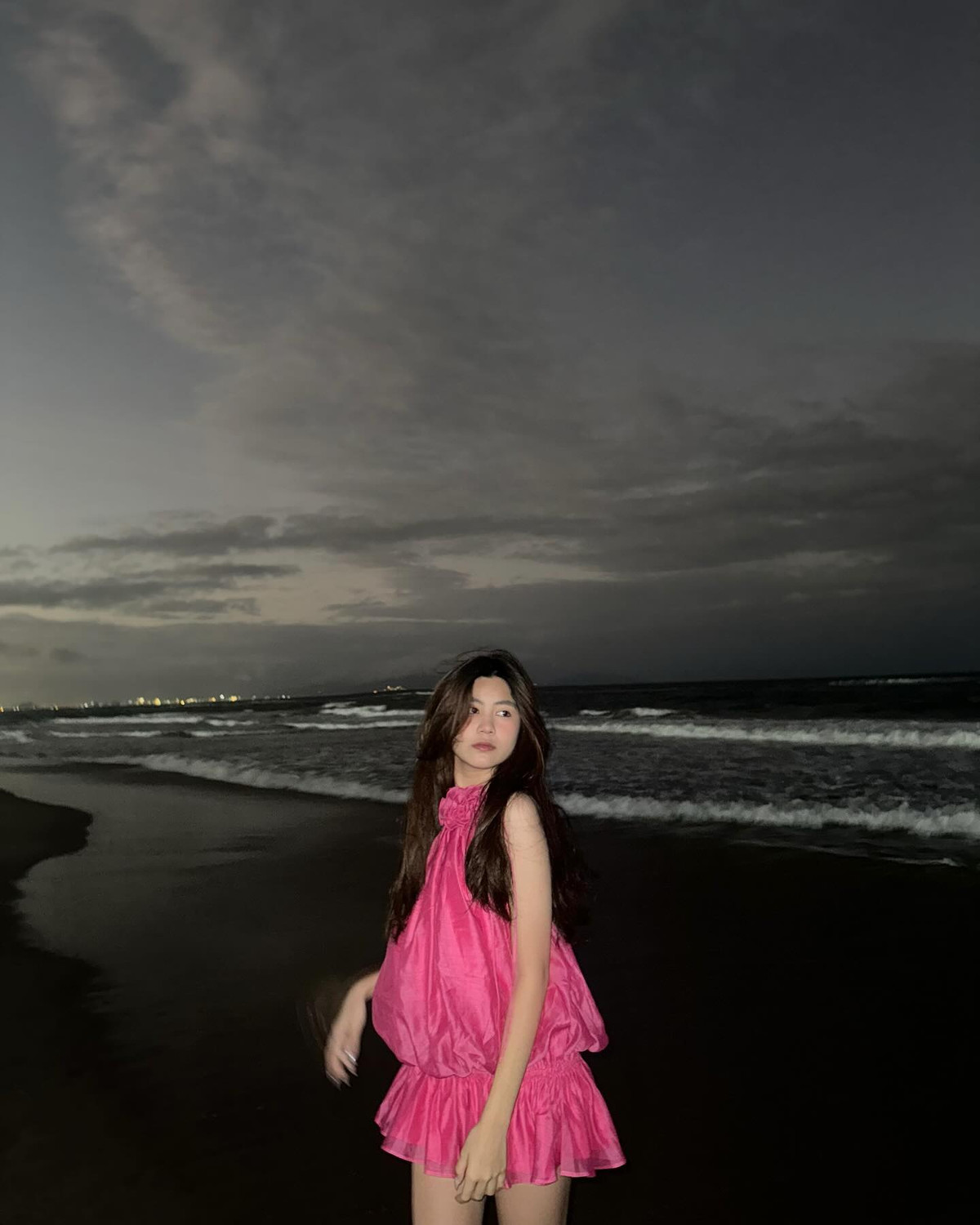 Trong một lần khác, Hạt Dẻ diện thiết kế váy dạng jumpsuit màu hồng nổi bật, mang đến cảm giác ngọt ngào pha chút tinh nghịch đầy ấn tượng.