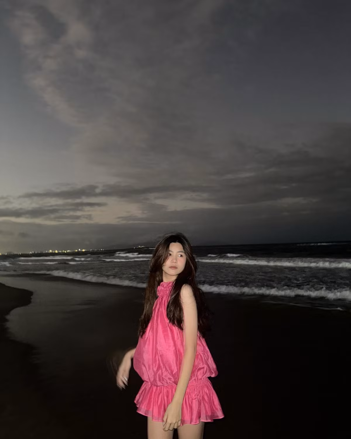 Trong một lần khác, Hạt Dẻ diện thiết kế váy dạng jumpsuit màu hồng nổi bật, mang đến cảm giác ngọt ngào pha chút tinh nghịch đầy ấn tượng.