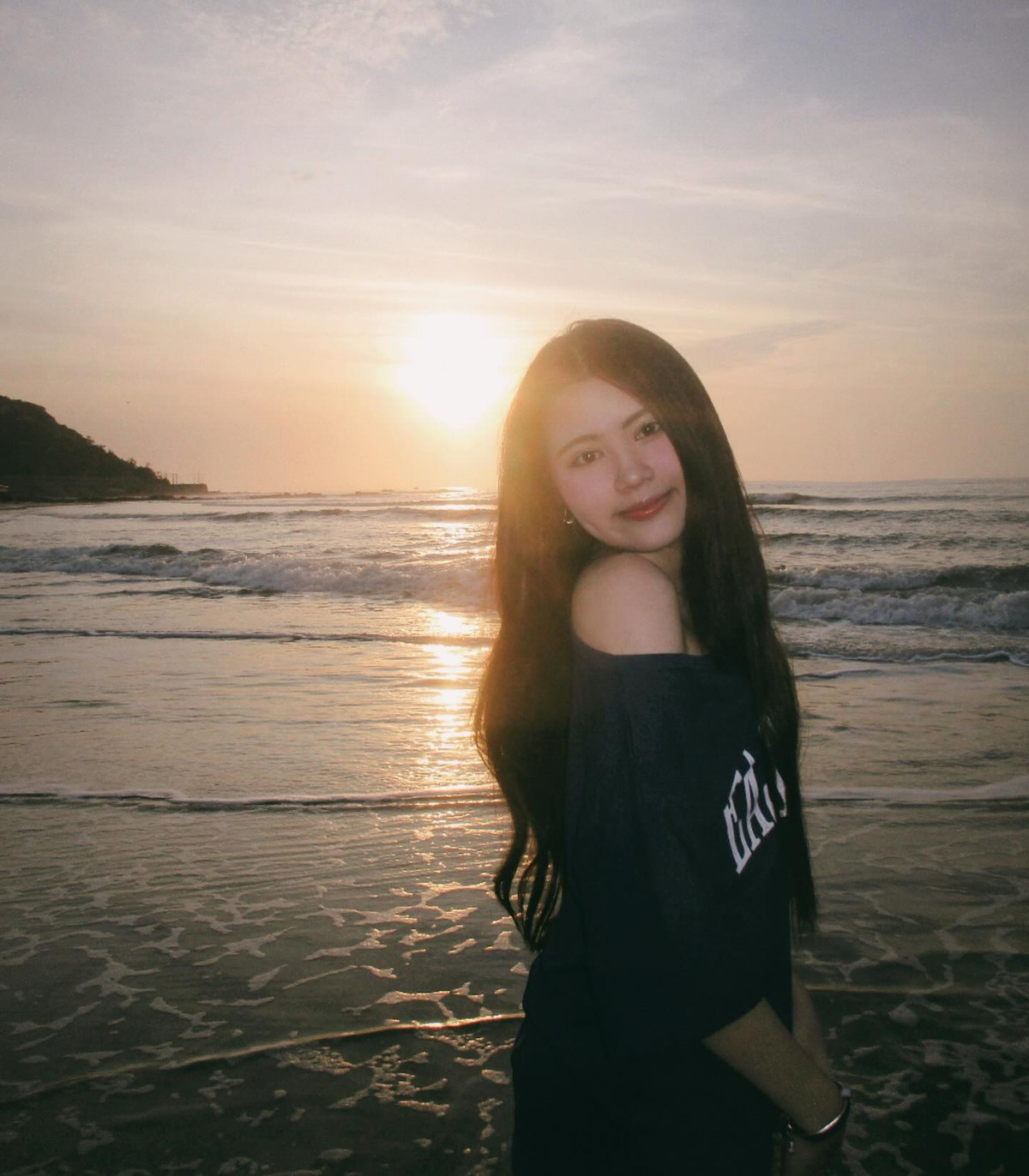 Dù không diện những thiết kế ôm sát hay bikini khoe dáng, Hạt Dẻ vẫn chiếm trọn ánh nhìn của người theo dõi với vibe nàng thơ trong trẻo, đậm chất thanh xuân của mình.