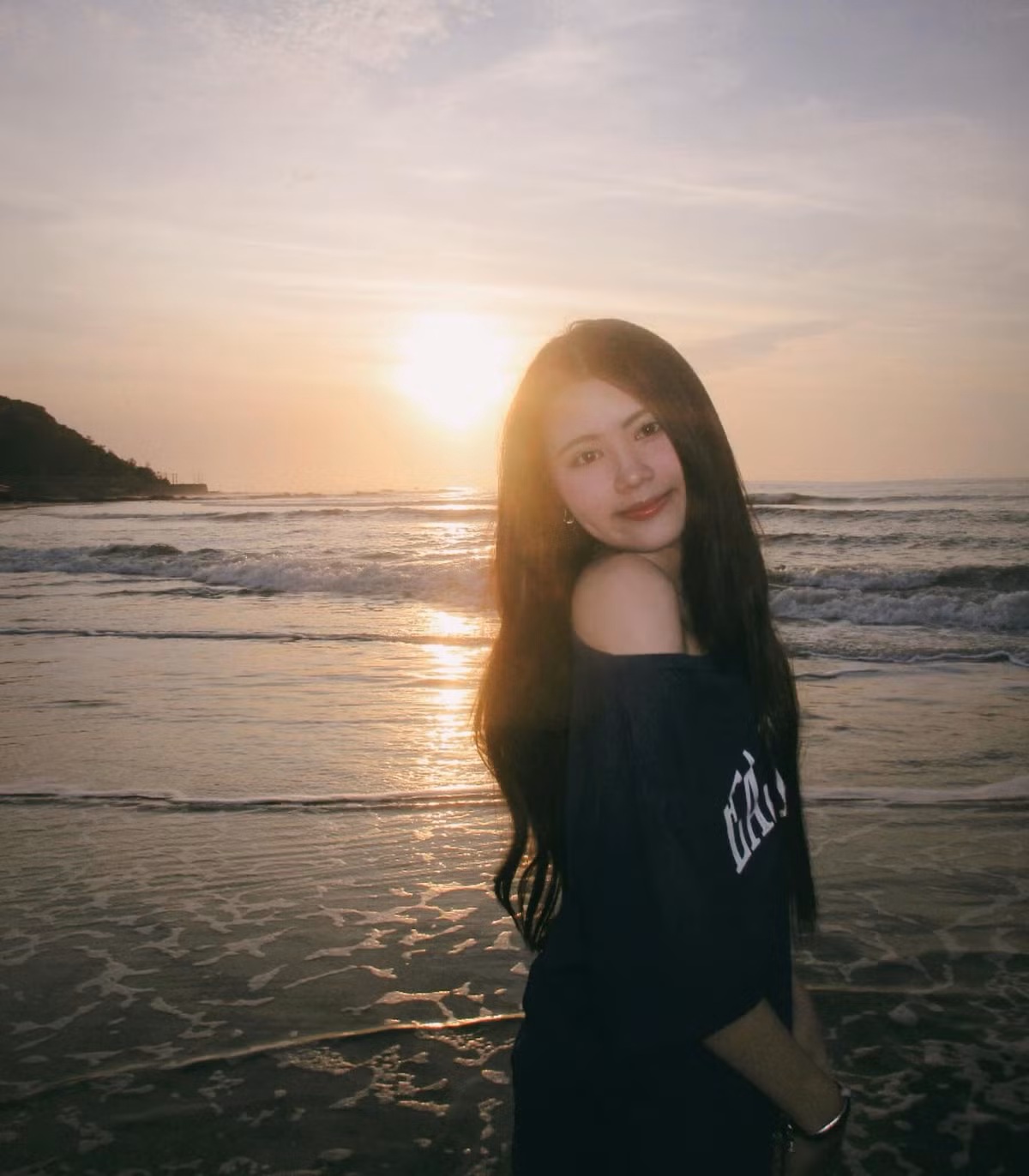 Dù không diện những thiết kế ôm sát hay bikini khoe dáng, Hạt Dẻ vẫn chiếm trọn ánh nhìn của người theo dõi với vibe nàng thơ trong trẻo, đậm chất thanh xuân của mình.