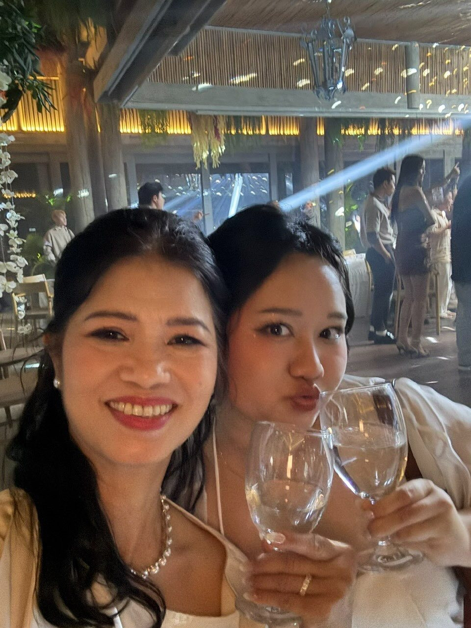 Ngoại hình của cô nàng trông vẫn khá mũm mĩm, tuy nhiên thần sắc đã có phần tươi tắn hơn. Đây cũng là lần hiếm hoi cô xuất hiện sau loạt biến cố trong cuộc sống. Bởi lẽ, Salim là một người chị, người bạn rất thân thiết và đặc biệt với Trúc Anh.