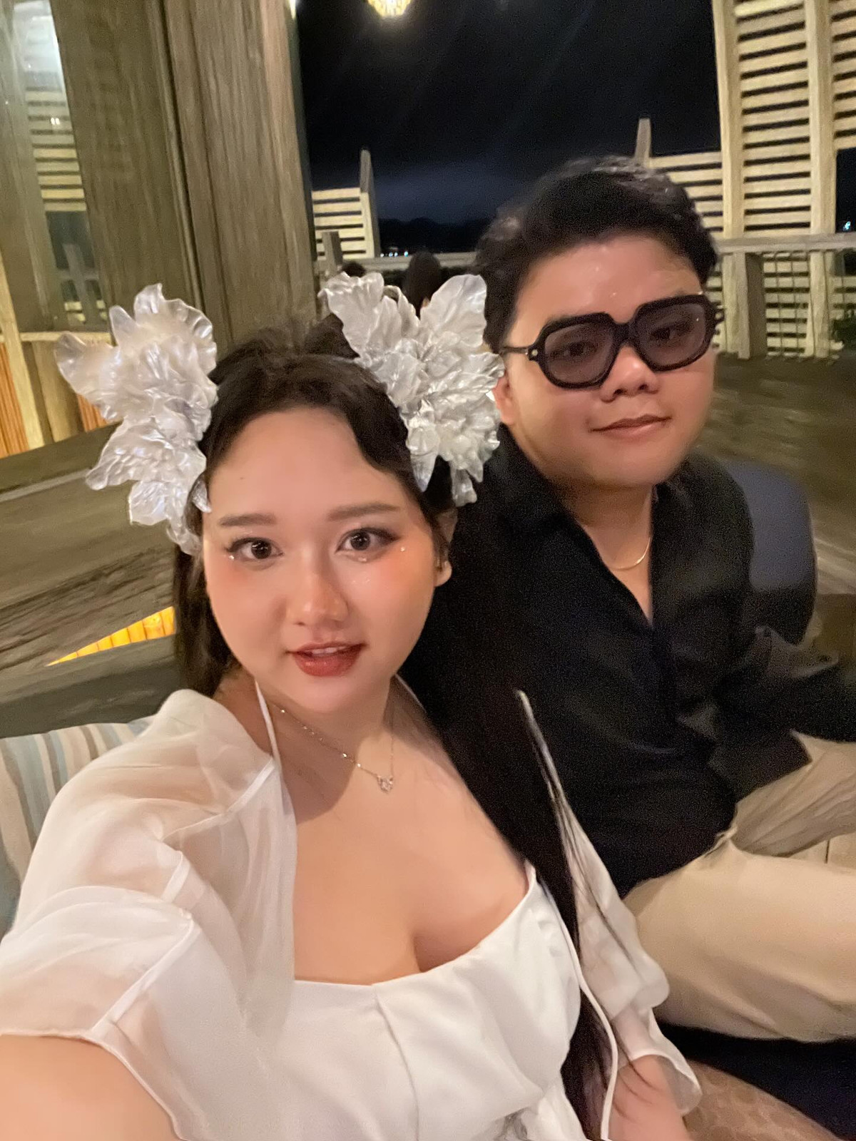 Cách đây ít lâu, trên trang cá nhân, nữ diễn viên Trúc Anh vừa đăng tải loạt ảnh khi tham dự đám cưới của nàng hot girl đình đám Salim. Xuất hiện tại lễ cưới, Trúc Anh trông rạng ngời hơn so với những hình ảnh trước đó từng được đăng tải trên mạng xã hội. Cô nàng diện thiết kế váy màu trắng đúng dresscode của đám cưới, có phần cổ khá rộng, khoe vòng 1 đầy đặn.