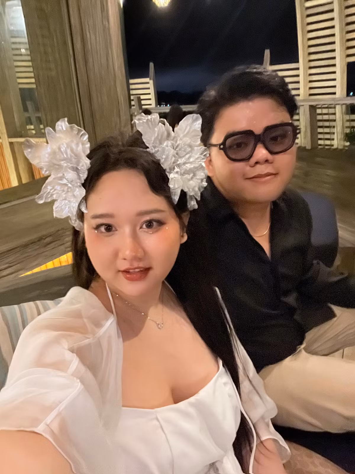 Cách đây ít lâu, trên trang cá nhân, nữ diễn viên Trúc Anh vừa đăng tải loạt ảnh khi tham dự đám cưới của nàng hot girl đình đám Salim. Xuất hiện tại lễ cưới, Trúc Anh trông rạng ngời hơn so với những hình ảnh trước đó từng được đăng tải trên mạng xã hội. Cô nàng diện thiết kế váy màu trắng đúng dresscode của đám cưới, có phần cổ khá rộng, khoe vòng 1 đầy đặn.