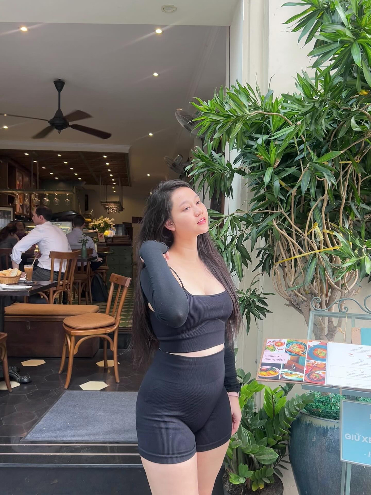 Sau đó, nữ chính của Mắt Biếc lên tiếng thừa nhận đang điều trị trầm cảm, cô gặp một số vấn đề đáng lo như rụng tóc, rạn da do tăng cân đột ngột...