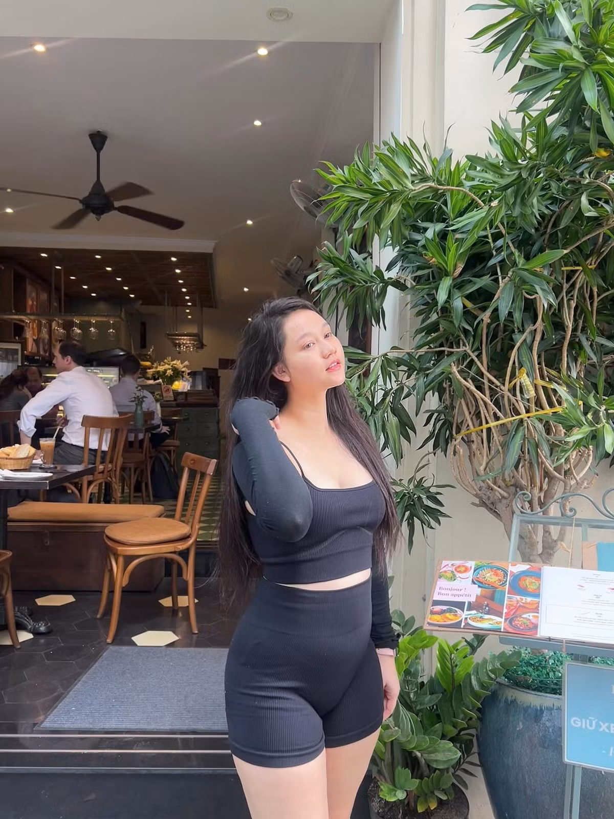 Sau đó, nữ chính của Mắt Biếc lên tiếng thừa nhận đang điều trị trầm cảm, cô gặp một số vấn đề đáng lo như rụng tóc, rạn da do tăng cân đột ngột...