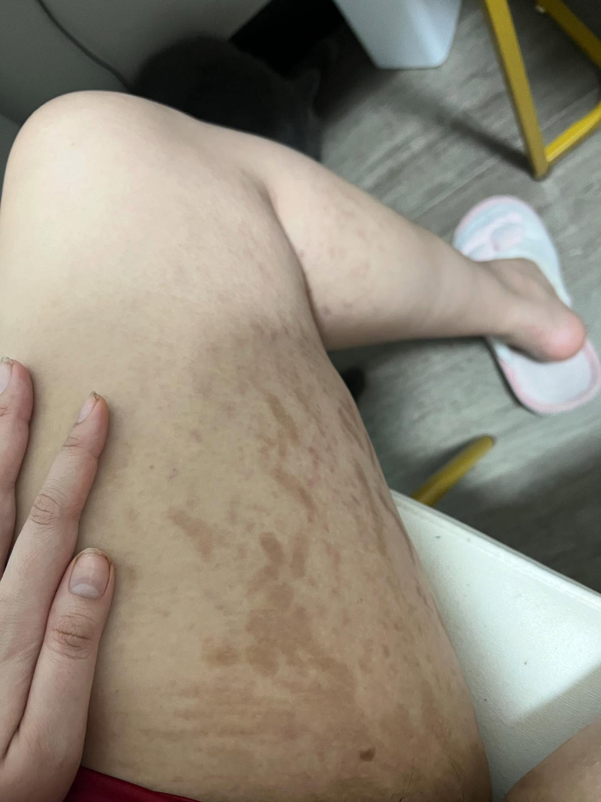 Cô nàng cũng đăng tải hình ảnh những đoạn tin nhắn mình bị miệt thị ngoại hình.