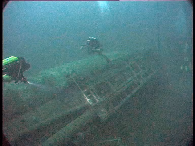 Trong ảnh, xác tàu ngầm U-boat U-1003 được phát hiện dưới đáy đại dương lạnh lẽo sau hơn nửa thế kỷ bởi đoàn thám hiểm của nhà khảo cổ Innes McCartney vào năm 2001. Nguồn ảnh: WHO