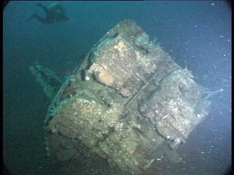 Rất may là 33 thủy thủ đã kịp thoát lên bè cứu sinh và được tàu chiến đồng minh cứu vớt an toàn. Nguồn ảnh: WHO