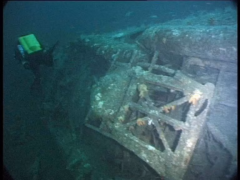 Con tàu có lượng giãn nước toàn tải khi lặn 857 tấn, dài 67,1m, rộng 6,2m, cao 9,6m, mớn nước 4,74m. Nguồn ảnh: WHO