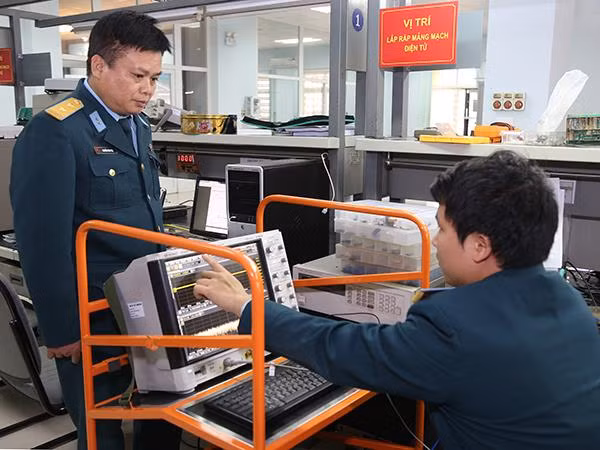 Kiểm tra các thông số kỹ thuật sản phẩm bằng thiết bị đo.