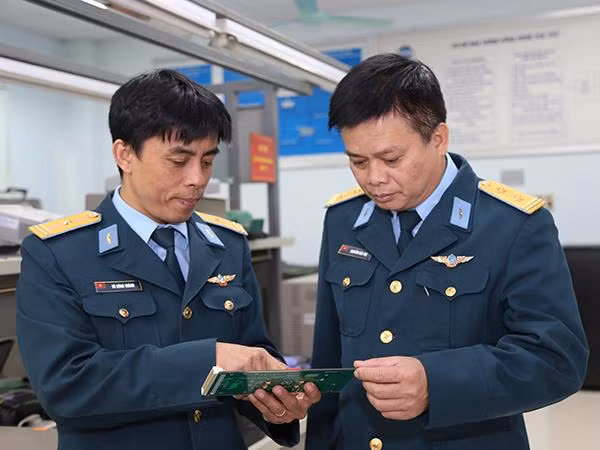 Kiểm tra mảng mạch điện tử thành phẩm.